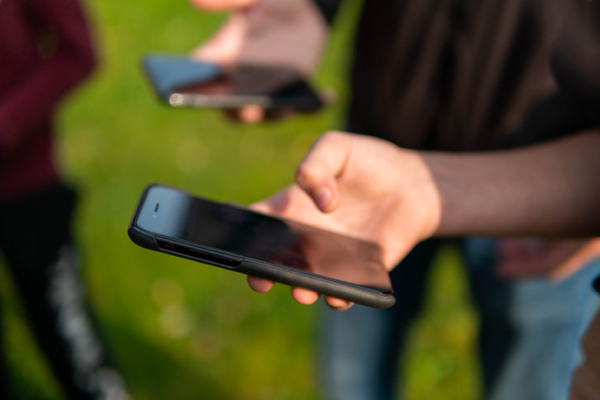 Hånd som holder telefon